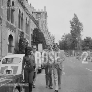 CINEMA / TEATRO / UMBERTO ORSINI CON HELLEN KESSLER DAVANTI ALLHOTEL EXCELSIOR / MOSTRA INTERNAZIONALE DARTE CINEMATOGRAFICA, BIENNALE 1970 - © ARCHIVIO Graziano Arici/Rosebud2 