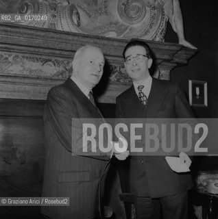 POLITICA POLITICO / IL MINISTRO GASTON PALEWSKI (FRANCIA) STRINGE LA MANO AL SINDACO DI VENEZIA GIORGIO LONGO /1971 - © ARCHIVIO Graziano Arici/Rosebud2 