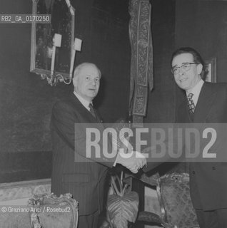 POLITICA POLITICO / IL MINISTRO GASTON PALEWSKI (FRANCIA) STRINGE LA MANO AL SINDACO DI VENEZIA GIORGIO LONGO /1971 - © ARCHIVIO Graziano Arici/Rosebud2 .