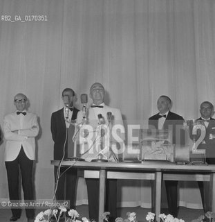 CINEMA / IL DIRETTORE DELLA MOSTRA LUIGI CHIARINI E IL PRESIDENTE DELLA BIENNALE MARIO MARCAZZAN DURANTE LA CERIMONIA DI PREMIAZIONE / LEONE DORO, COPPA VOLPI, MICROFONI / MOSTRA INTERNAZIONALE DARTE CINEMATOGRAFICA 1966 - © ARCHIVIO Graziano Arici/Rosebud2 