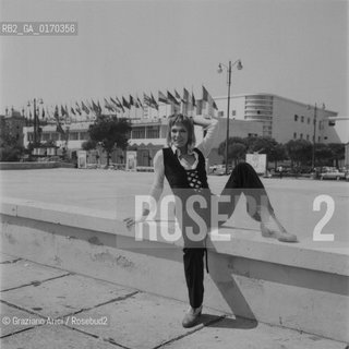 CINEMA / LATTRICE RADA RASSIMOV DAVANTI AL PALAZZO DEL CINEMA / FILM DER LEONE HAVE SEPT CABECAS (IL LEONE HA SETTE TESTE) / MOSTRA INTERNAZIONALE DARTE CINEMATOGRAFICA, BIENNALE 1970 - © ARCHIVIO Graziano Arici/Rosebud2 