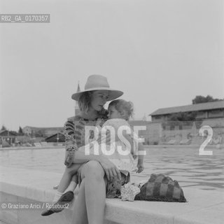 CINEMA / LATTRICE VANESSA  REDGRAVE (GRAN BRETAGNA) CON LA FIGLIA / CAPPELLO / SEDUTA SUL BORDO DELLA PISCINA DELLHOTEL CIPRIANI / 1971 - © ARCHIVIO Graziano Arici/Rosebud2  - © ARCHIVIO Graziano Arici/Rosebud2 