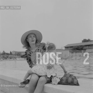 CINEMA / LATTRICE VANESSA  REDGRAVE (GRAN BRETAGNA) CON LA FIGLIA / CAPPELLO / SEDUTA SUL BORDO DELLA PISCINA DELLHOTEL CIPRIANI / 1971 - © ARCHIVIO Graziano Arici/Rosebud2  - © ARCHIVIO Graziano Arici/Rosebud2 