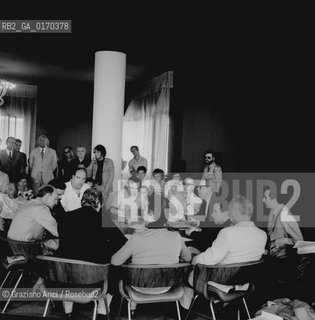 CINEMA / CONFERENZA STAMPA DI PRESENTAZIONE DELLA MOSTRA CON IL VICE COMMISSARIO E DIRETTORE GIAN LUIGI RONDI (ITALIA) / GIORNALISTI / MOSTRA INTERNAZIONALE DARTE CINEMATOGRAFICA, BIENNALE 1971 - © ARCHIVIO Graziano Arici/Rosebud2 