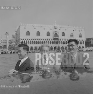 CINEMA / IL CRITICO CINEMATOGRAFICO GIAN LUIGI RONDI CON LA DELEGAZIONE CINESE A VENEZIA / MOSTRA INTERNAZIONALE DARTE CINEMATOGRAFICA, BIENNALE 1971 - © ARCHIVIO Graziano Arici/Rosebud2 