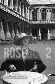 MUSICA CLASSICA / IL PIANISTA ARTHUR RUBINSTEIN (POLONIA/USA) SEDUTO A UN TAVOLINO IN PIAZZA SAN MARCO A VENEZIA / CON CAPPELLO/ 1979 - © ARCHIVIO Graziano Arici/Rosebud2 .