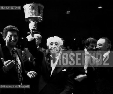 MUSICA CLASSICA / IL PIANISTA ARTHUR RUBINSTEIN (POLONIA/USA) CON IL SINDACO DI VENEZIA MARIO RIGO MENTRE RICEVE LA COPPA UNA VITA PER LA MUSICA NEL TEATRO LA FENICE / DIETRO IL DIRETTORE DORCHESTRA UTO UGHI E IL FLAUTISTA SEVERINO GAZZELLONI / 1979 - © ARCHIVIO Graziano Arici/Rosebud2 