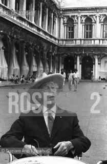 MUSICA CLASSICA / IL PIANISTA ARTHUR RUBINSTEIN (POLONIA/USA) SEDUTO A UN TAVOLINO IN PIAZZA SAN MARCO A VENEZIA / CON CAPPELLO / 1979 - © ARCHIVIO Graziano Arici/Rosebud2 .
