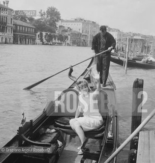 CINEMA / LATTRICE BARBARA RUSH (USA) A VENEZIA MENTRE SALUTA DALLA GONDOLA / GONDOLIERE / 1966 - © ARCHIVIO Graziano Arici/Rosebud2 