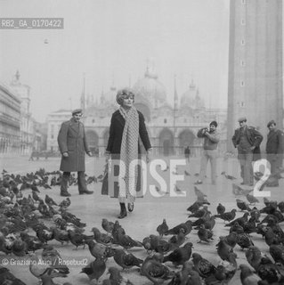 CINEMA / LATTRICE ESMERALDA RUSPOLI (ITALIA) A VENEZIA IN PIAZZA SAN MARCO / PELLICCIA, SCIARPA, MILITARI / 1970 - © ARCHIVIO Graziano Arici/Rosebud2 .