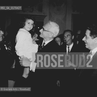 MEDICINA SCIENZA VACCINO POLIOMELITE / IL PROFESSORE SCIENZIATO PEDIATRA MICROBIOLOGO ALBERT BRUCE SABIN (USA) MENTRE TIENE IN BRACCIO UNA BAMBINA / 1967 - © ARCHIVIO Graziano Arici/Rosebud2 .