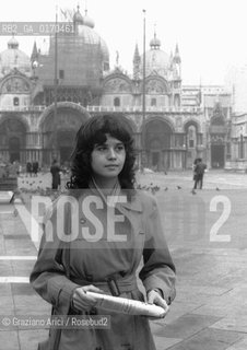 CINEMA / LATTRICE MARIA SCHNEIDER A VENEZIA IN PIAZZA SAN MARCO / CON IN MANO UN GIORNALE / 1974 - © ARCHIVIO Graziano Arici/Rosebud2 