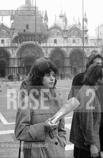 CINEMA / LATTRICE MARIA SCHNEIDER A VENEZIA IN PIAZZA SAN MARCO / CON IN MANO UN GIORNALE / 1974 - © ARCHIVIO Graziano Arici/Rosebud2 