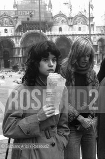 CINEMA / LATTRICE MARIA SCHNEIDER A VENEZIA IN PIAZZA SAN MARCO / CON IN MANO UN GIORNALE / 1974 - © ARCHIVIO Graziano Arici/Rosebud2 