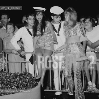 CINEMA / LATTRICE MARISA SOLINAS CON LA SORELLA VITTORIA (ITALIA) / CON CAPPELLO DA MARINAIO, MARINAI / MOSTRA INTERNAZIONALE DARTE CINEMATOGRAFICA, BIENNALE 1967 - © ARCHIVIO Graziano Arici/Rosebud2 