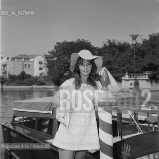 CINEMA / LATTRICE SUSAN STRASBERG / ARRIVO IN DARSENA DELLEXCELSIOR / CON CAPPELLO E BORSETTA / MOTOSCAFO / FILM SWEET HUNTERS (DOLCI CACCIATORI) / MOSTRA INTERNAZIONALE DARTE CINEMATOGRAFICA, BIENNALE 1969 - © ARCHIVIO Graziano Arici/Rosebud2 .