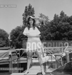CINEMA / LATTRICE SUSAN STRASBERG IN MOTOSCAFO /ARRIVO IN DARSENA DELLEXCELSIOR / CON CAPPELLO / FILM SWEET HUNTERS (DOLCI CACCIATORI) / MOSTRA INTERNAZIONALE DARTE CINEMATOGRAFICA, BIENNALE 1969 - © ARCHIVIO Graziano Arici/Rosebud2 .
