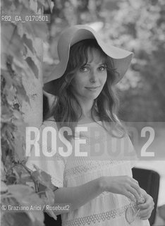 CINEMA / LATTRICE SUSAN STRASBERG IN MOTOSCAFO /ARRIVO IN DARSENA DELLEXCELSIOR / CON CAPPELLO / FILM SWEET HUNTERS (DOLCI CACCIATORI) / MOSTRA INTERNAZIONALE DARTE CINEMATOGRAFICA, BIENNALE 1969 - © ARCHIVIO Graziano Arici/Rosebud2 