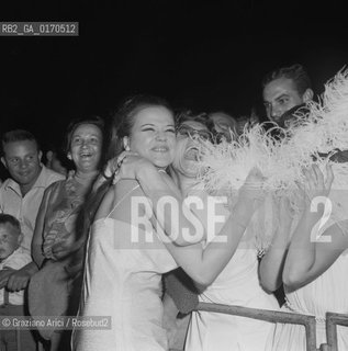 CINEMA / LATTRICE HEIDE STROH (GERMANIA) ABBRACCIA UNA FAN / FILM MAHLZEITEN / MOSTRA INTERNAZIONALE DARTE CINEMATOGRAFICA, BIENNALE1967 - © ARCHIVIO Graziano Arici/Rosebud2 .