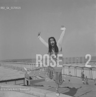 CINEMA / LATTRICE EWA SWANN  DAVANTI ALLA SPIAGGIA DELLHOTEL EXCELSIOR / FILM LENFANT SAUVAGE / MOSTRA INTERNAZIONALE DARTE CINEMATOGRAFICA, BIENNALE 1970 - © ARCHIVIO Graziano Arici/Rosebud2 