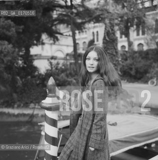 CINEMA / LATTRICE EWA SWANN  DAVANTI ALLHOTEL EXCELSIOR / FILM LENFANT SAUVAGE / MOSTRA INTERNAZIONALE DARTE CINEMATOGRAFICA, BIENNALE 1970 - © ARCHIVIO Graziano Arici/Rosebud2 