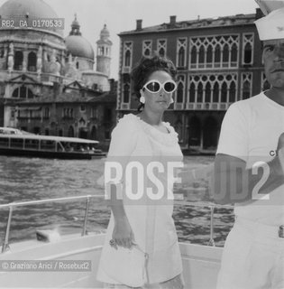 CINEMA / LATTRICE ELISABETH TAYLOR (USA) A VENEZIA / IN MOTOSCAFO CON OCCHIALI DA SOLE / 1967 - © ARCHIVIO Graziano Arici/Rosebud2 .