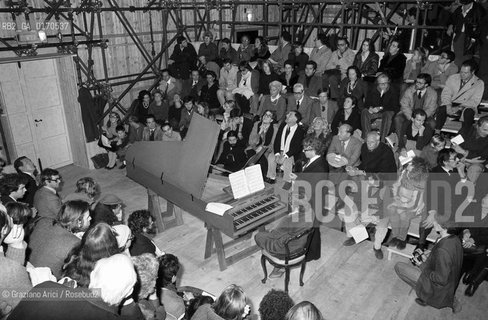 MUSICA TEATRO ARCHITETTURA / CONCERTO PER PIANOFORTE IN OCCASIONE DELLA SERATA INAUGURALE DEL TEATRO DEL MONDO PROGETTATO DALLARCHITETTO ALDO ROSSI / PUBBLICO BIENNALE CARNEVALE /1980 - © ARCHIVIO Graziano Arici/Rosebud2 