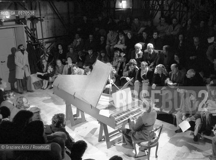 MUSICA TEATRO ARCHITETTURA / CONCERTO PER PIANOFORTE IN OCCASIONE DELLA SERATA INAUGURALE DEL TEATRO DEL MONDO PROGETTATO DALLARCHITETTO ALDO ROSSI / PUBBLICO BIENNALE CARNEVALE /1980 - © ARCHIVIO Graziano Arici/Rosebud2 
