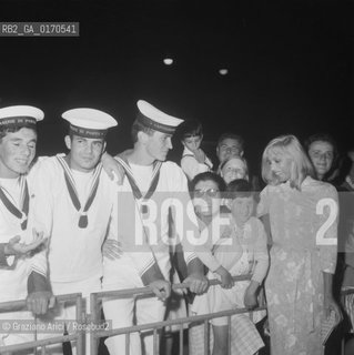 CINEMA / LATTRICE INGRID THULIN (SVEZIA) CON UN GRUPPO DI FANS / MARINAI / FILM NATTLEK (GIOCHI DI NOTTE) / MOSTRA INTERNAZIONALE DARTE CINEMATOGRAFICA, BIENNALE 1966 - © ARCHIVIO Graziano Arici/Rosebud2 