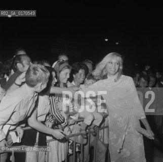 CINEMA / LATTRICE INGRID THULIN (SVEZIA) CON UN GRUPPO DI FANS / FILM NATTLEK (GIOCHI DI NOTTE) / MOSTRA INTERNAZIONALE DARTE CINEMATOGRAFICA, BIENNALE 1966 - © ARCHIVIO Graziano Arici/Rosebud2 