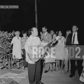 MUSICA CANTO POPOLARE / IL CANTANTE E CHITARRISTA FRANCO TRINCALE / CONCERTO DURANTE LA  MOSTRA INTERNAZIONALE DARTE CINEMATOGRAFICA, BIENNALE 1968 - © ARCHIVIO Graziano Arici/Rosebud2 