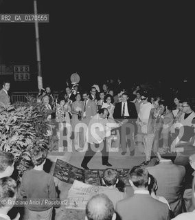 MUSICA CANTO POPOLARE / IL CANTANTE E CHITARRISTA FRANCO TRINCALE IN CONCERTO / PUBBLICO / MOSTRA INTERNAZIONALE DARTE CINEMATOGRAFICA, BIENNALE 1968 - © ARCHIVIO Graziano Arici/Rosebud2 