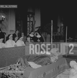 RELIGIONE / LA MESSA FUNEBRE PER IL PATRIARCA DI VENEZIA CARDINALE GIOVANNI URBANI (ITALIA) / LA SALMA DURANTE IL FUNERALE / SUORE / 1969 - © ARCHIVIO Graziano Arici/Rosebud2 .