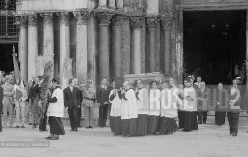 RELIGIONE / IL CORTEO FUNEBRE PER IL PATRIARCA DI VENEZIA CARDINALE GIOVANNI URBANI (ITALIA) A VENEZIA / BASILICA DI SAN MARCO / BARA, CORONA DI FIORI, BANDIERE / 1969 - © ARCHIVIO Graziano Arici/Rosebud2 