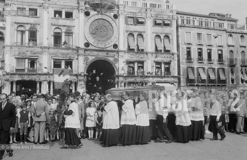 RELIGIONE / IL CORTEO FUNEBRE PER IL PATRIARCA DI VENEZIA CARDINALE GIOVANNI URBANI (ITALIA) A VENEZIA / IN PIAZZA SAN MARCO, TORRE DELLOROLOGIO / BARA, CORONA DI FIORI, PUBBLICO / 1969 - © ARCHIVIO Graziano Arici/Rosebud2 