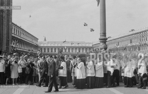 RELIGIONE / IL CORTEO FUNEBRE PER IL PATRIARCA DI VENEZIA CARDINALE GIOVANNI URBANI (ITALIA) A VENEZIA IN PIAZZA SAN MARCO / BARA, CORONA DI FIORI, PUBBLICO CHE FOTOGRAFA / 1969 - © ARCHIVIO Graziano Arici/Rosebud2 
