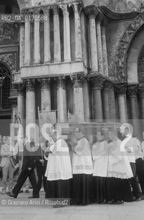 RELIGIONE / IL CORTEO FUNEBRE PER IL PATRIARCA DI VENEZIA CARDINALE GIOVANNI URBANI (ITALIA) A VENEZIA / BASILICA DI SAN MARCO / BARA, PORTANTINI / 1969 - © ARCHIVIO Graziano Arici/Rosebud2 