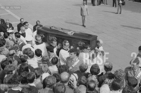 RELIGIONE / IL CORTEO FUNEBRE PER IL PATRIARCA DI VENEZIA CARDINALE GIOVANNI URBANI (ITALIA) A VENEZIA / BARA, PORTANTINI, PUBBLICO / 1969 - © ARCHIVIO Graziano Arici/Rosebud2 