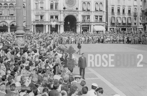 RELIGIONE / IL CORTEO FUNEBRE PER IL PATRIARCA DI VENEZIA CARDINALE GIOVANNI URBANI (ITALIA) A VENEZIA / IN PIAZZA SAN MARCO, TORRE DELLOROLOGIO / BARA, CORONA DI FIORI, PUBBLICO / 1969 - © ARCHIVIO Graziano Arici/Rosebud2 