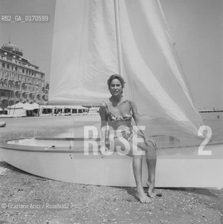 CINEMA / LATTRICE ALIDA VALLI (ITALIA) IN SPIAGGIA IN BIKINI / BARCA A VELA, HOTEL EXCELSIOR / FILM LA STRATEGIA DEL RAGNO / MOSTRA INTERNAZIONALE DARTE CINEMATOGRAFICA, BIENNALE 1970 - © ARCHIVIO Graziano Arici/Rosebud2 