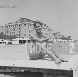 CINEMA / LATTRICE ALIDA VALLI (ITALIA) IN SPIAGGIA IN BIKINI / HOTEL EXCELSIOR / FILM LA STRATEGIA DEL RAGNO / MOSTRA INTERNAZIONALE DARTE CINEMATOGRAFICA, BIENNALE 1970 - © ARCHIVIO Graziano Arici/Rosebud2 