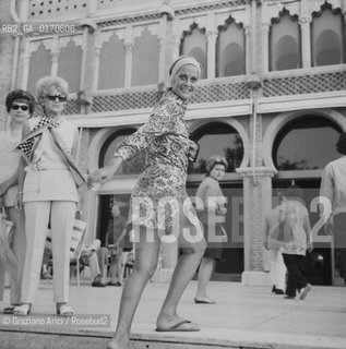CINEMA / DAVANTI ALLHOTEL EXCELSIOR LATTRICE ALIDA VALLI / FILM LA STRATEGIA DEL RAGNO / MOSTRA INTERNAZIONALE DARTE CINEMATOGRAFICA, BIENNALE 1970 - © ARCHIVIO Graziano Arici/Rosebud2 