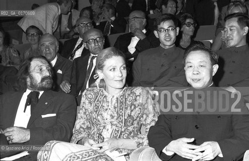 CINEMA / ATTORI / VANESSA REDGRAVE CON LAMBASCIATORE DELLA REPUBBLICA POPOLARE CINESE SHEN PING AL PALAZZO DEL CINEMA PER LA PROIEZIONE DEL FILM CINESE / MOSTRA INTERNAZIONALE DARTE CINEMATOGRAFICA, BIENNALE 1967 - © ARCHIVIO Graziano Arici/Rosebud2 