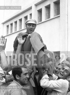 MUSICA / IL CANTANTE CLAUDIO VILLA (ITALIA) PORTATO IN TRIONFO DA UN GRUPPO DI SUOI FANS / CON BERRETTO / 1970 - © ARCHIVIO Graziano Arici/Rosebud2 