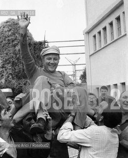 MUSICA / IL CANTANTE CLAUDIO VILLA (ITALIA) PORTATO IN TRIONFO DA UN GRUPPO DI SUOI FANS / CON BERRETTO /1970 - © ARCHIVIO Graziano Arici/Rosebud2 