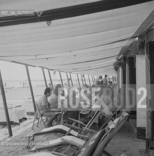 LA FAMIGLIA DEI CONTI VOLPI A COLAZIONE NELLA SPIAGGIA DELLEXCELSIOR / A CAPOTAVOLA LA CONTESSA / 1971 - © ARCHIVIO Graziano Arici/Rosebud2 