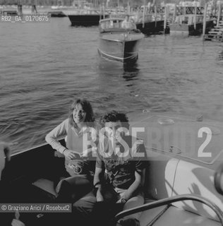CINEMA / IL PRODUTTORE BOB ZAGURI E LA MOGLIE CAROLL LEE IN MOTOSCAFO A VENEZIA / FILM  M COMME MATHIEU / MOSTRA INTERNAZIONALE DARTE CINEMATOGRAFICA, BIENNALE 1971 - © ARCHIVIO Graziano Arici/Rosebud2 