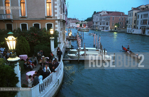 49¡ ESPOSIZIONE INTERNAZIONALE DARTE-  LA BIENNALE DARTE - PARTIES AT GRAND CANAL  - QUEUE - 2001  @ Graziano Arici/Rosebud2 / ARTE / FESTA