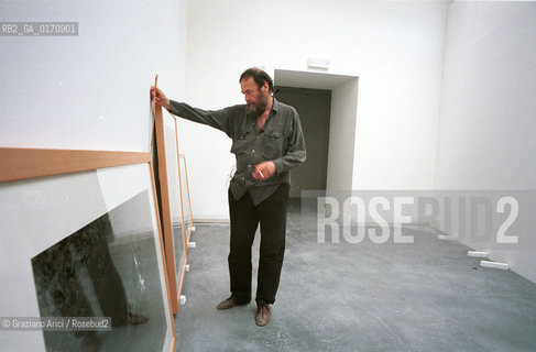 49¡ ESPOSIZIONE INTERNAZIONALE DARTE-  LA BIENNALE DARTE : THE DIRECTOR HARALD SZEEMANN IN THE ITALIAN PAVILLON  - 2001 @ Graziano Arici/Rosebud2 / ARTE / CRITICO