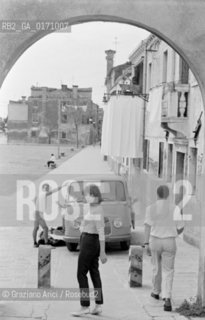 THE SINGER JULIETTE GRECO IN MALAMOCCO (VENICE)  - 196? © ARCHIVIO Graziano Arici/Rosebud2  / CANTANTE / MUSICA / POP ROCK JAZZ